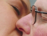 צפו : בר רפאלי מתנשקת בפרסומת עם החנון