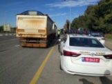 حملة واسعة للشرطة ضد سائقي الشاحنات: مصادرة 6 شاحنات وسحب 3 رخص قيادة