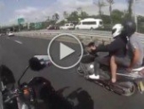 فيديو: شاب لا يملك رخصة قيادة يهرب من الشرطة على دراجته النارية ويقود بعكس السير