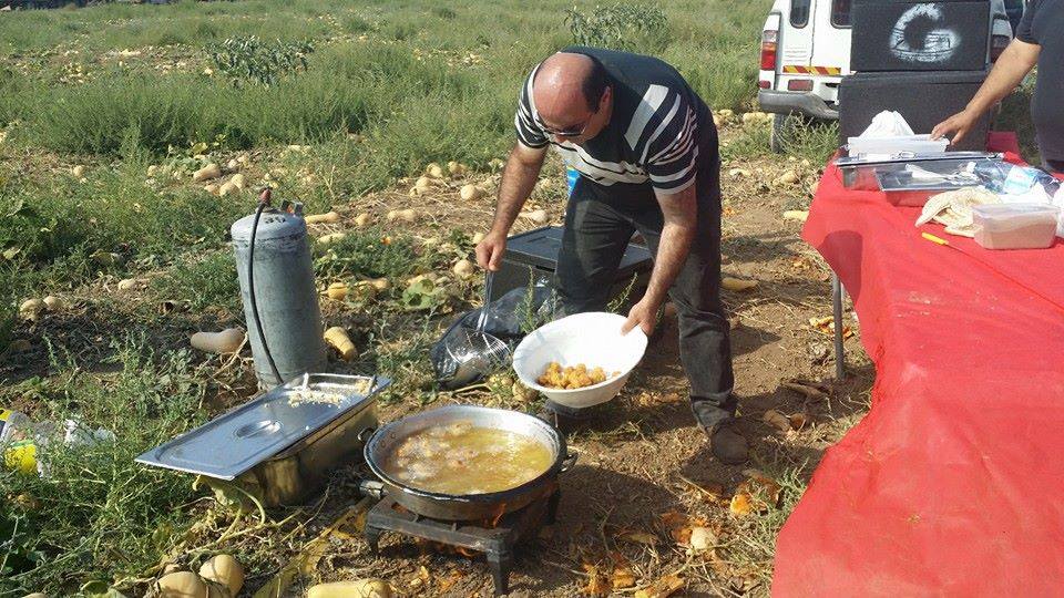 פאדי והחברים מכינים אוכל לחיילים