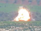 صاروخ تاو يصيب دبابة سورية بريف حماة وتتابع سيرها !