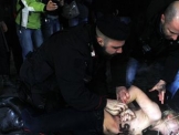 צפו: נשים חשופות חזה ניסו לתקוף את סילביו ברלוסקוני בקלפי