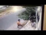 بالفيديو : ثلاثة شبان ينجون من حادث دهس باعجوبة 
