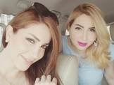 نسرين طافش برفقة شقيقتها وبإطلالات يومية جميلة.. بالصور