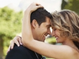 11 نصيحة تشعر بها زوجتك بالحب والأمان
