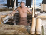 بوتين يتجرد من ملابسه ويغوص في بحيرة متجمّدة بمناسبة عيد الغطاس