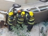 إنقاذ زوجين علقا في سيارة سقطت عن ارتفاع 5 أمتار في حيفا