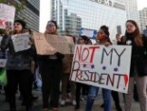الوجه الحقيقي لليسار :مظاهرات واحتجاجات في سبع مدن أمريكية ضد ترامب: لست رئيسنا